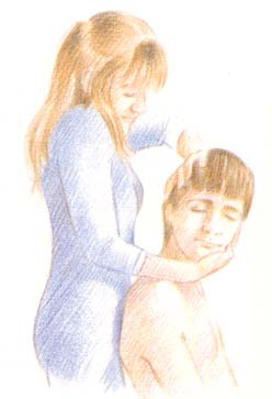 Coge la barbilla y la mandíbula con una mano. Haz girar la cabeza suavemente colocando la otra mano en la coronilla. Repite en la otra dirección. La cabeza del receptor debe estar totalmente relajada. Coge la barbilla y la mandíbula con una mano. Haz girar la cabeza suavemente colocando la otra mano en la coronilla. Repite en la otra dirección. La cabeza del receptor debe estar totalmente relajada.