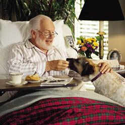 Hombre enfermo en cama Hombre enfermo en cama